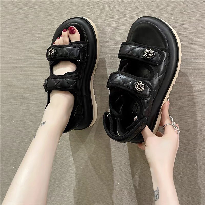 Giày sandal nữ chất da đế răng cưa 4 cm huy hiệu hoa màu trắng kem/đen