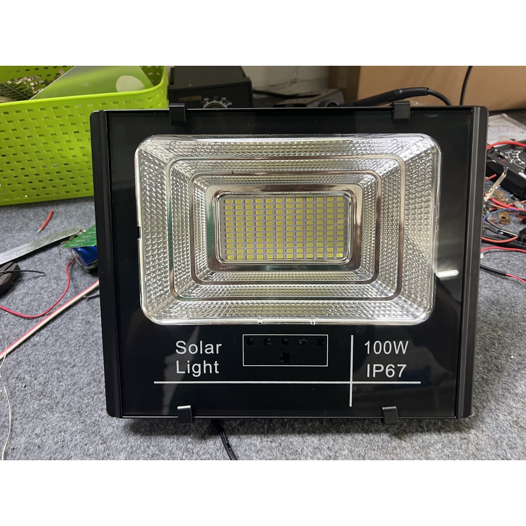 Đèn năng lượng mặt trời 100W Solar Light, vỏ nhôm đúc nguyên khối, đèn pha led năng lượng mặt trời cao cấp