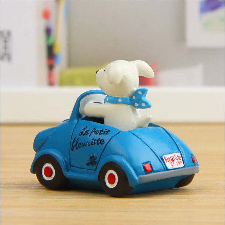 Mô hình chó trắng đi xe màu xanh dùng trang trí tiểu cảnh, bonsai, DIY