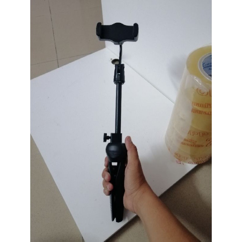 Tripod chân kẹp điện thoại livestream vững chắc.