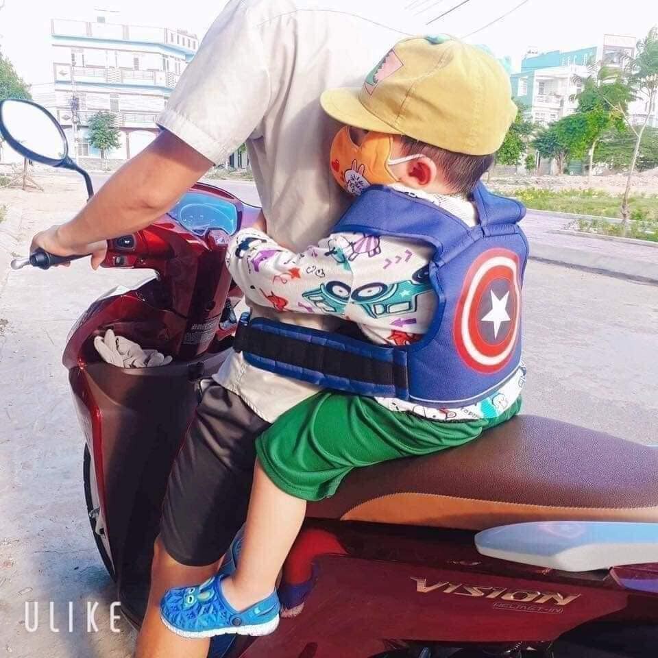 Đai xe máy hoạt hình cho bé Đai địu em bé đi xe máy