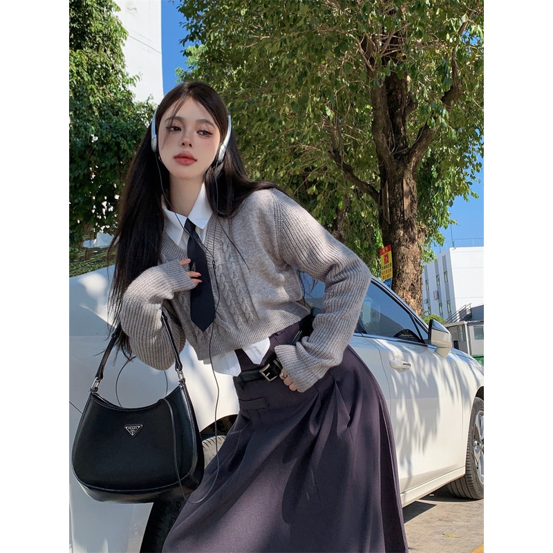 「MOTEL7」 Set Áo Sweater Ngắn Cổ Chữ V Màu Xám Ngắn + Chân Váy Xếp Ly Dáng Ôm Màu Trắng Phong Cách Preppy Nhật Bản Cho Nữ