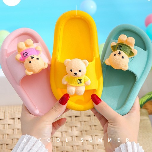 Dép Trẻ Em Bằng Nhựa PVC Đế Mềm Đính Gấu Hoạt Hình Ba Chiều Dễ Thương