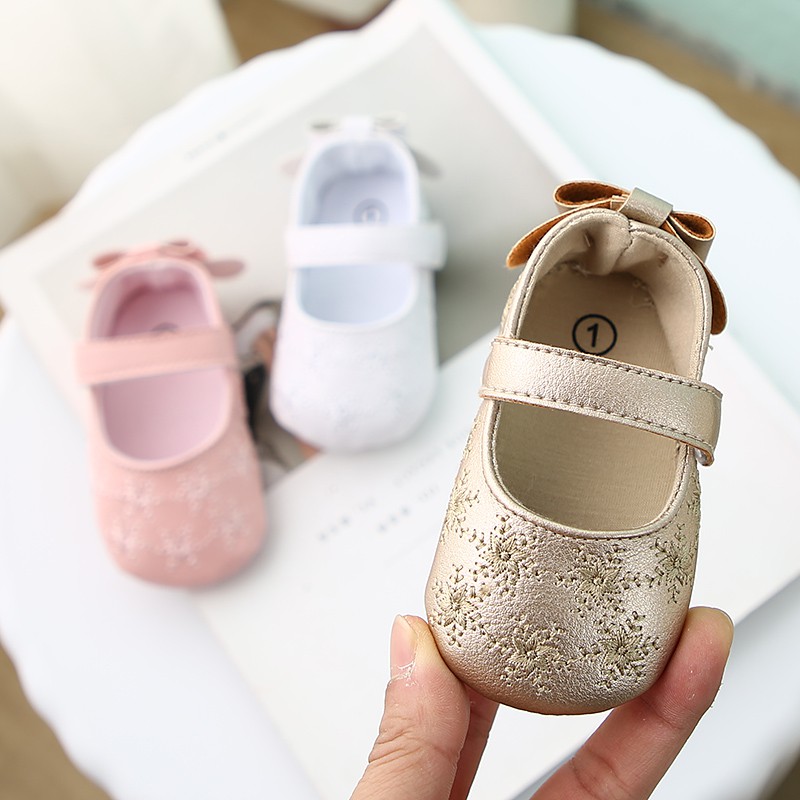 Giày búp bê thêu hoa đế mềm chống trượt cho bé gái