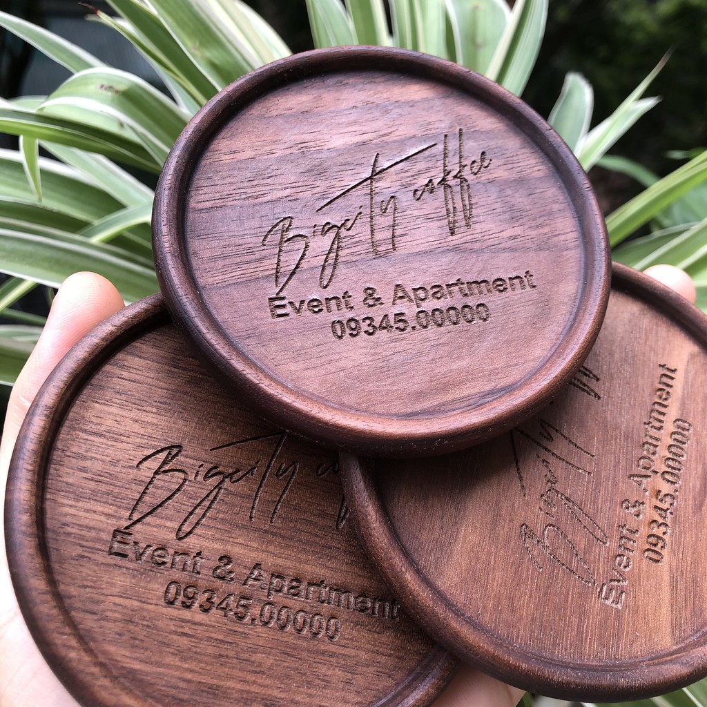 Miếng lót ly gỗ tự nhiên sang trọng khắc logo và số điện thoại cửa hàng