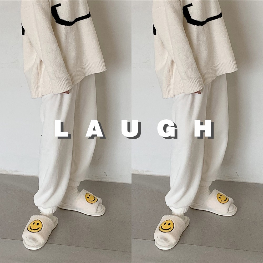 DÉP ĐI TRONG NHÀ HÌNH MẶT CƯỜI