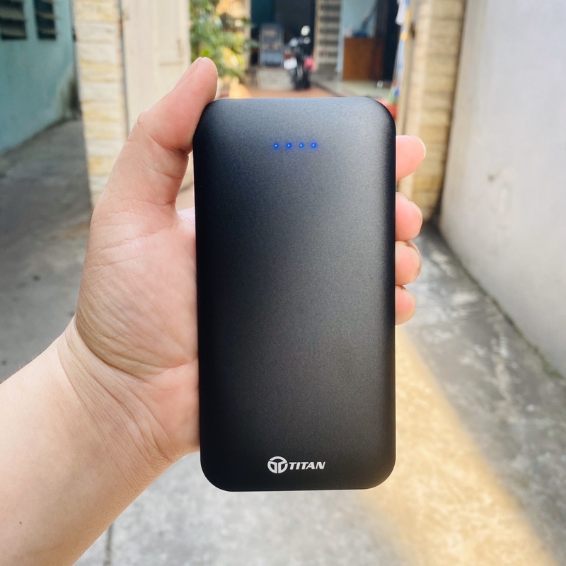 Pin sach dự phòng Titan 10.000mAh vỏ kim loại Hỗ trợ sạc 2A 2 cổng ra output