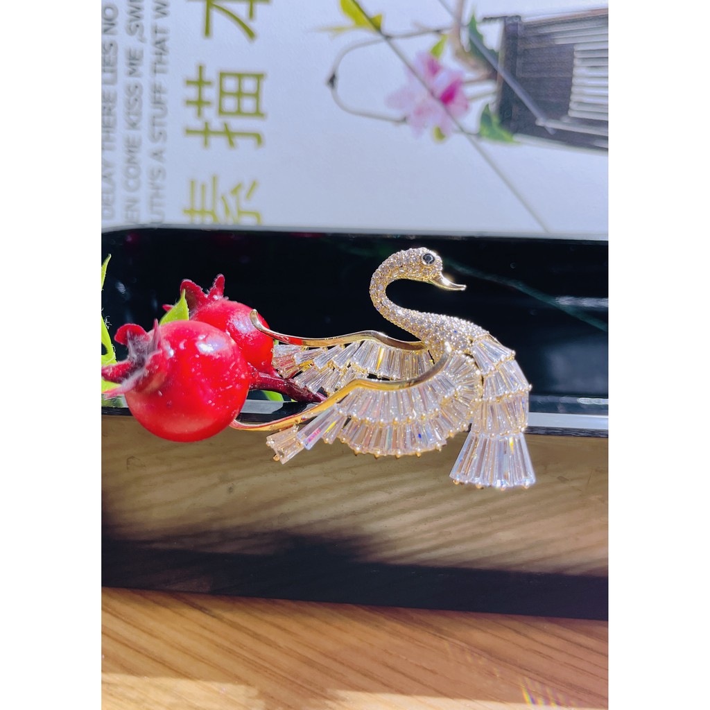 Tag Cài Áo Cao Cấp Đính Đá Thời Trang Hình Thiên Nga Crystal PNQ