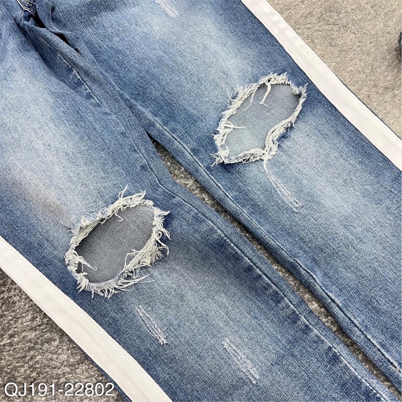 Quần jean bò xanh nam thêu vạch trắng dọc viền quần phối rách thủng gối thêu khoá zip ống chân streetwear style QJ56P