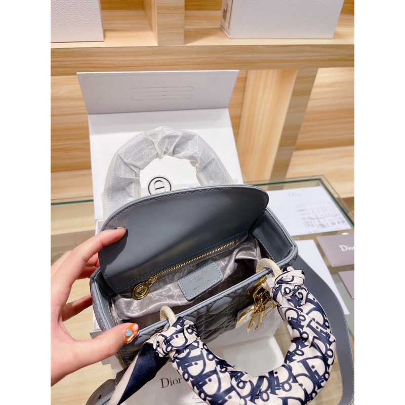 Túi xách diỏr bản da thật tag vàng sz 20 và 17