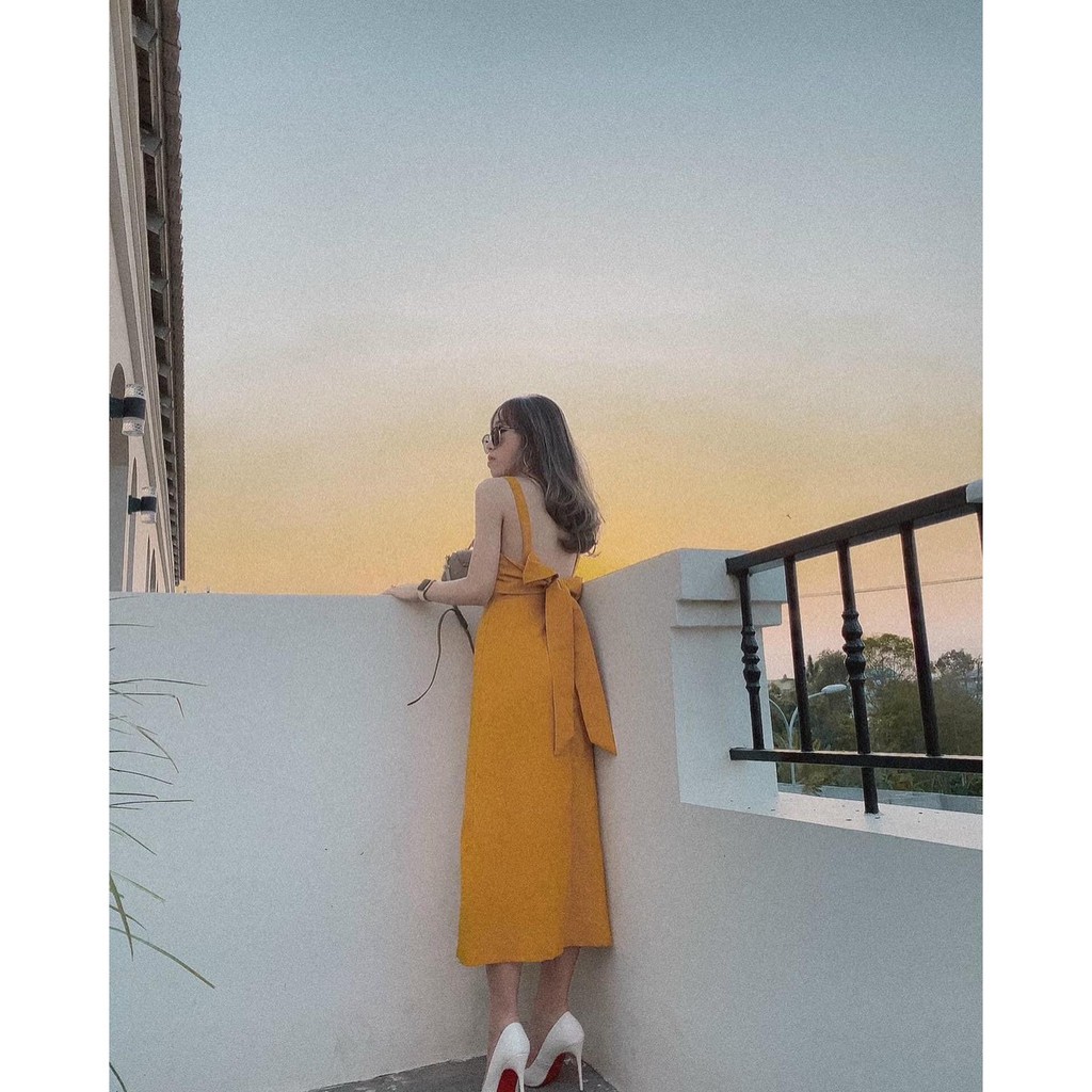 Đầm Maxi Màu Vàng Cổ Vuông Hở Lưng Dây Bản Nhỏ Váy Dài Qua Gối Freesize Dây Đai Cột Nơ đi biển, đi chơi