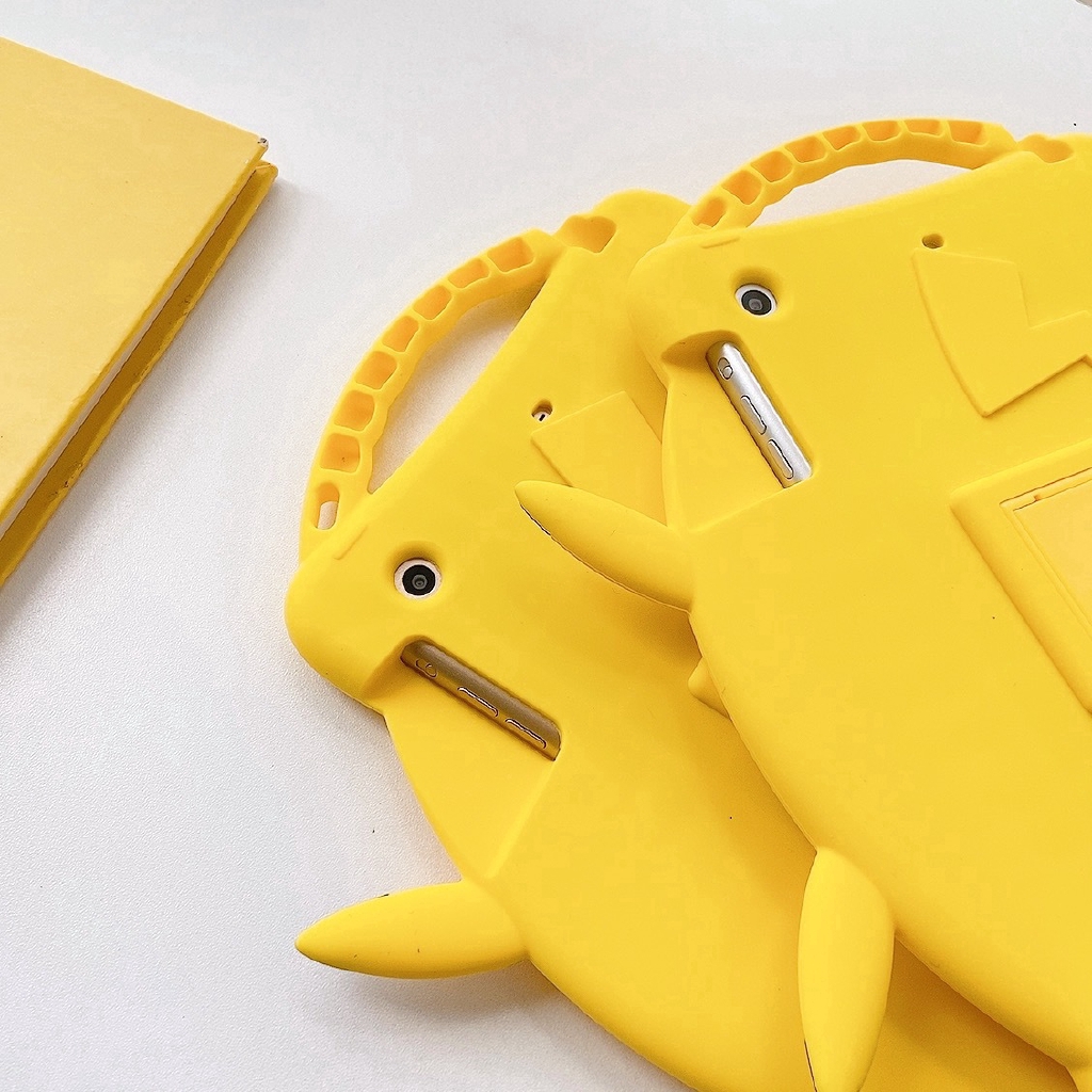 Ốp máy tính bảng gel silica kiểu Pikachu có tay cầm+giá đỡ cho APPLE IPAD AIR 1/ 2 IPAD 2/ 3/ 4 10.2 INCH MINI 1/ 2/ 3 | BigBuy360 - bigbuy360.vn
