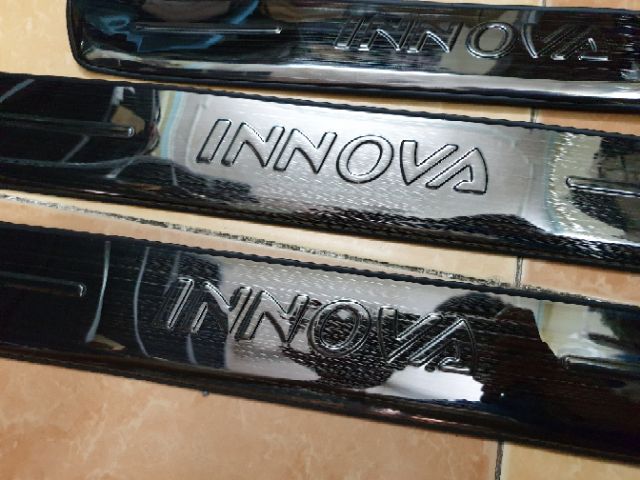 Ốp bậc cửa titan Toyota Innova 2017- 2020 cao cấp - Bộ 8 miếng trong ngoài +Tặng 2 cuộn băng keo 3M