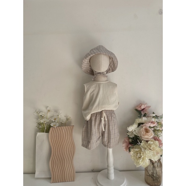 Áo + quần lửng + nón ca ro xám nhạt tay sát nách em bé Nanci room