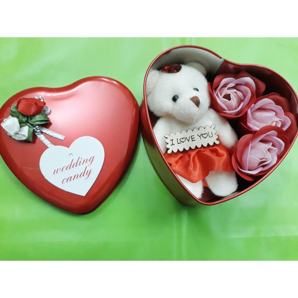 hộp đựng quà trái tim -gấu xinh và 3 bông hoa sáp thơm