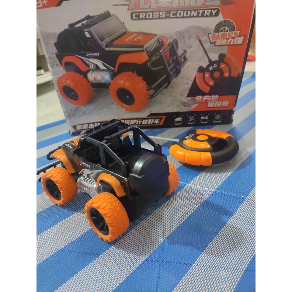 Ô tô địa hình điều khiển 4 chiều có đèn LED