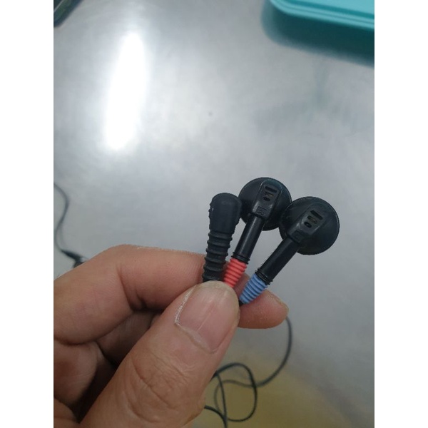 Tai nghe earbud qua sử dụng