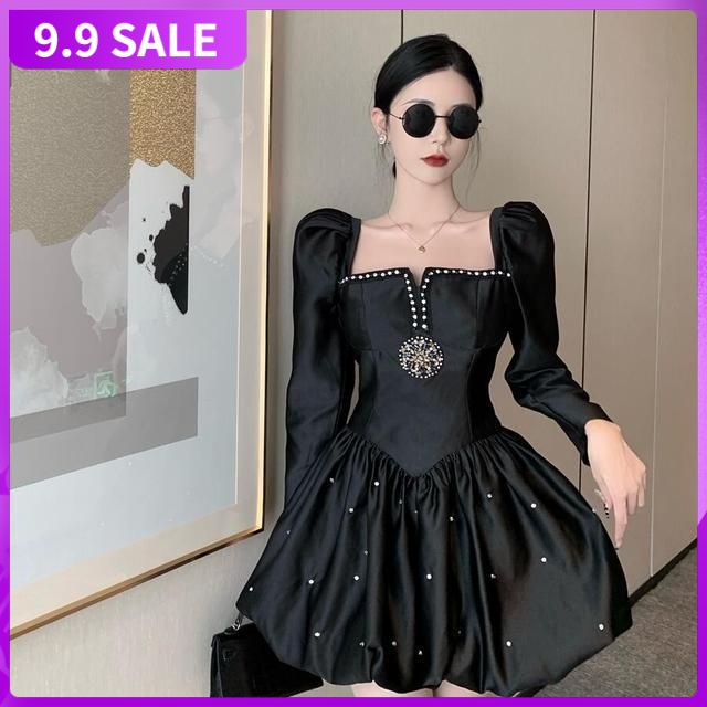 French Hepburn style small black skirt students autumn and winter new style collar bubble sleeves waist show thin fluffy