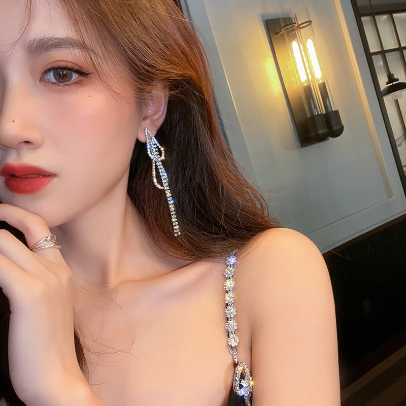 Bông tai Bell Mew kiểu thuỷ nguyệt dáng dài đính đá BT269