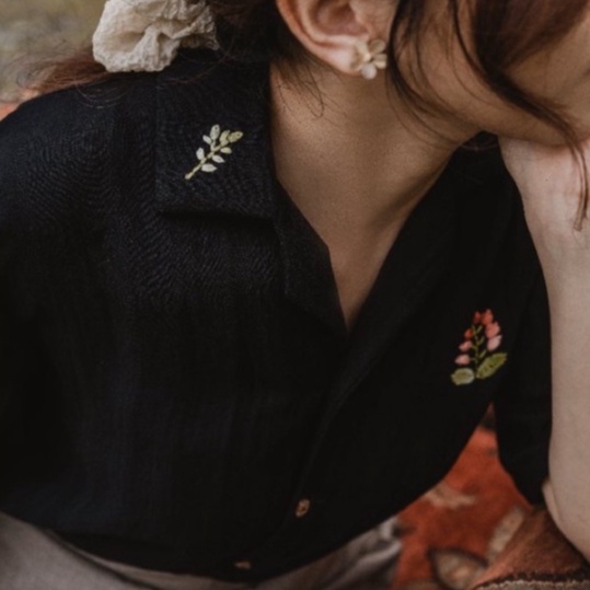 Áo sơ mi cổ thủ thư thêu hoa nổi-SMTT2 hangkao closet