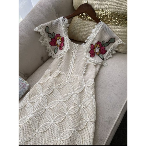 Váy ren hoa cao cấp.