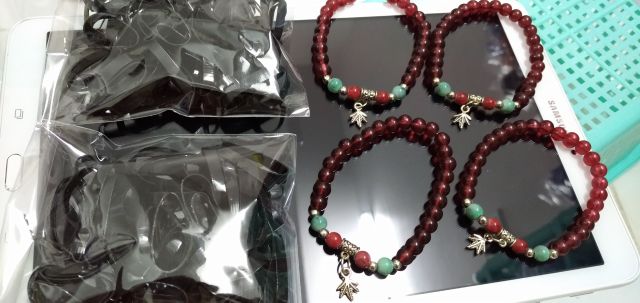 Combo 4 chuỗi đeo tay y hình và 2 gói thun đen cột tóc