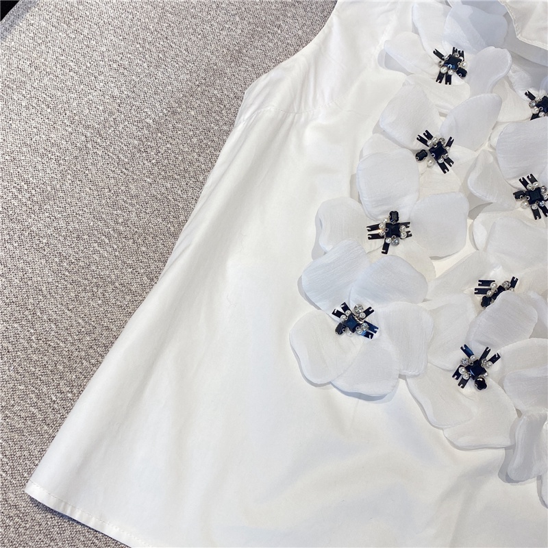 Áo sơ mi trắng cổ viền hoa