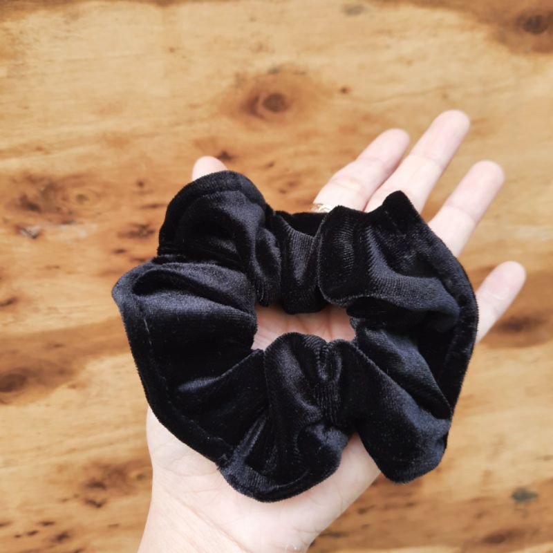 Dây cột tóc Scrunchies vải nhung màu đen mã 025 (cở 9-12cm)