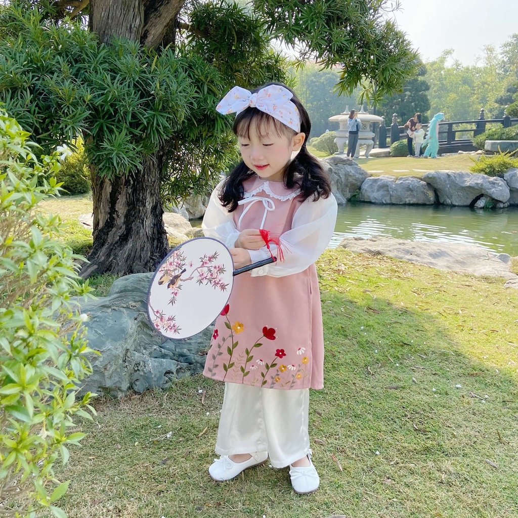 Áo dài bé gái dáng cách tân chất nhung thêu hoa kèm quần size 9-27kg Magickids Váy bé gái mặc Tết, sự kiện AO21025
