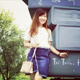 Chân váy bò chữ A của hãng ivy moda. Chất liệu jean mềm, tua gấu thơi trang rất trẻ trung và năng động. 2 túi bên tiện!!