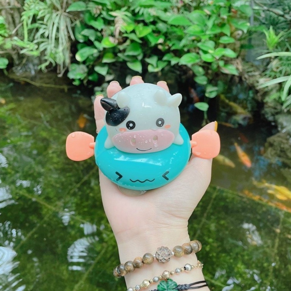 Đồ Chơi Thả Bồn Tắm Bò Sữa Chèo Thuyền Phun Nước Vặn Cót Bơi Lội Cho Bé Thích Thú Vận Động Khỏe Mạnh