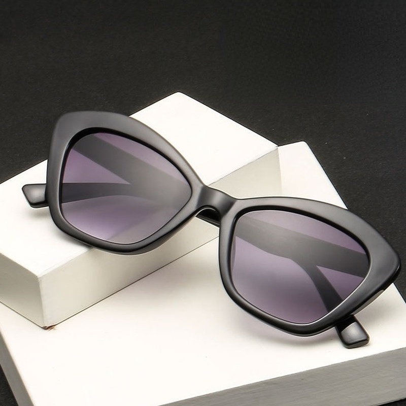 Kính mát mắt mèo chống tia UV màu sắc thời trang