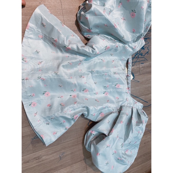 Áo tay bồng thêu hoa