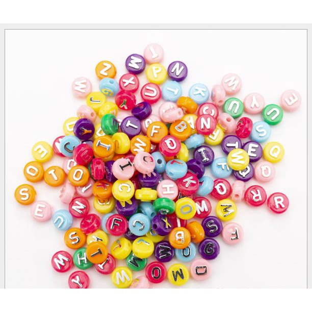 10-25gam (P128-31) Hạt Chữ Cái tròn nền đủ màu chữ màu bạc 10mm 5.0