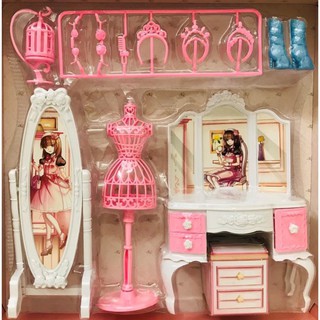 BÚP BÊ BARBIE VÀ PHÒNG TRANG PHỤC