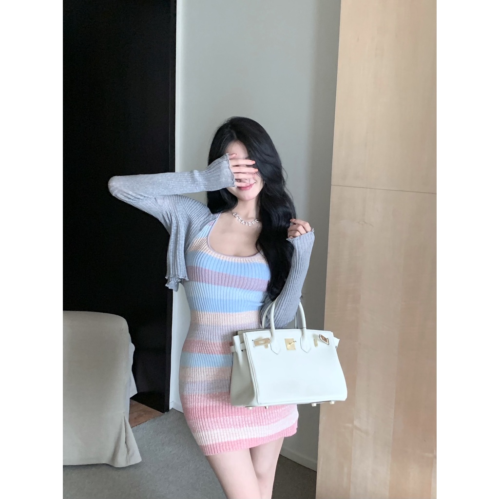 Đầm dệt kim hai dây phong cách thời trang Hàn Quốc với họa tiết kẻ sọc và màu gradient