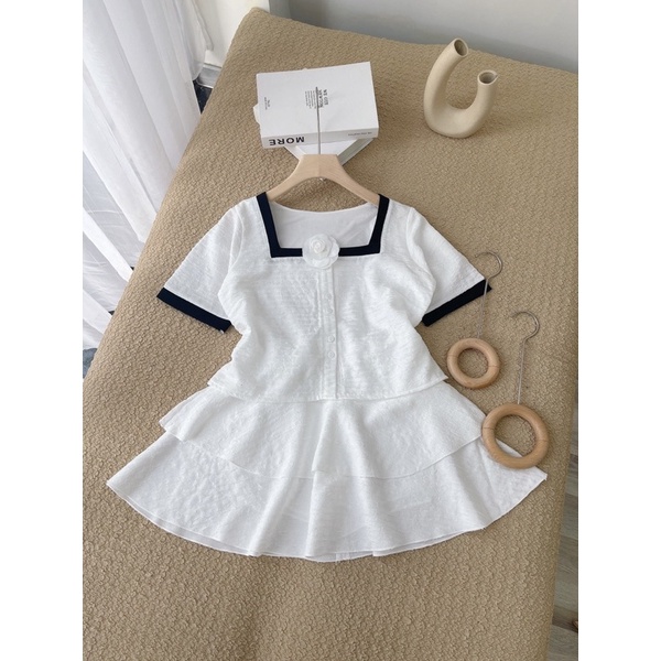 SET ÁO VIỀN ĐEN GẮN HOA TRẮNG NÚT + CHÂN VÁY TẦNG