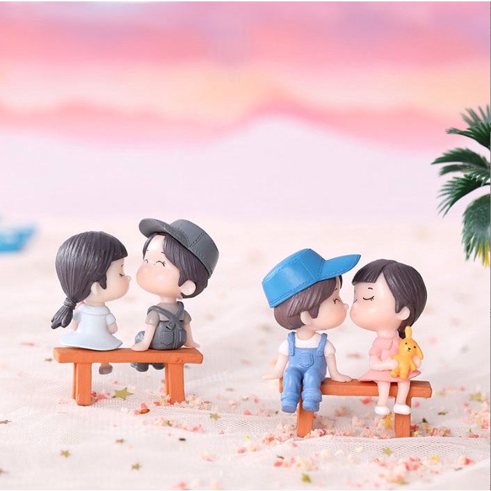 Tiểu Cảnh - Cặp đôi trai gái ngồi ghế ( cô gái mặc áo hồng) làm tiểu cảnh terrarium/ mô hình trang trí