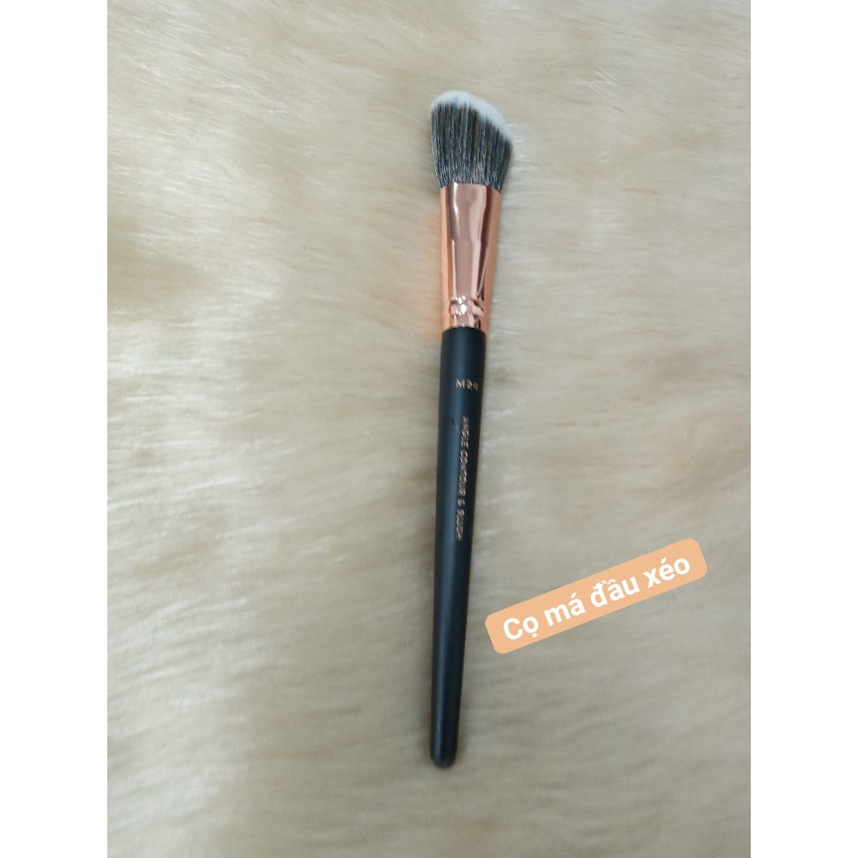 Cọ má đầu xéo trang điểm Vacosi siêu sịn sò , lông mềm mịn ,dễ tán, cán cầm chắc chắn  , xinh xắn
