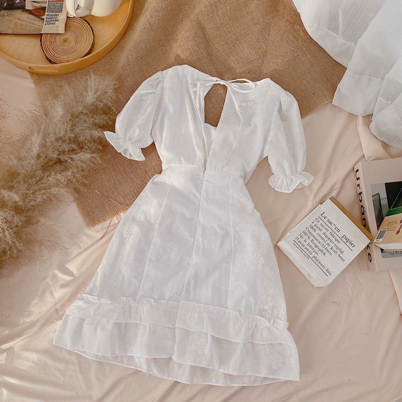 Đầm cổ vuông tay phồng họa tiết hoa thêu hở lưng phối tầng tôn dáng