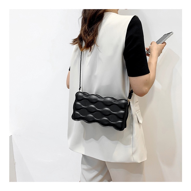 Túi đeo chéo JASMIN NOIR nắp gập họa tiết nổi thời trang cho nữ