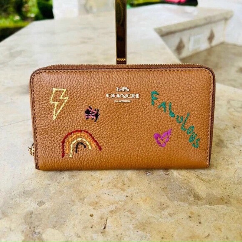 Ví điện thoại da thật với hoạ tiết thêu trẻ trung Coach xinh full box