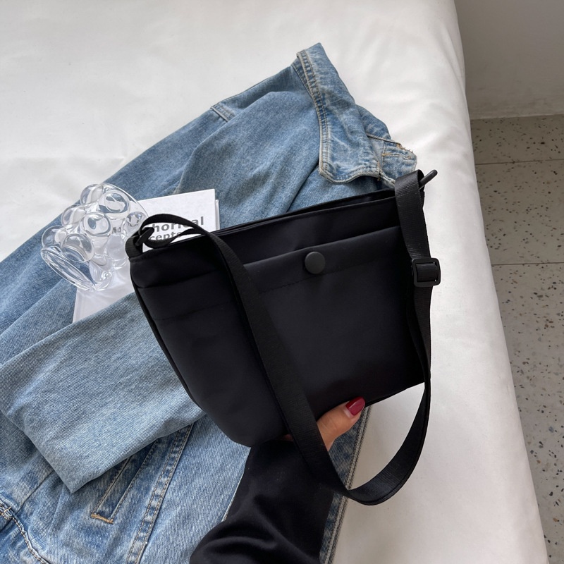 Túi Đeo Chéo Nhỏ Bằng Vải Nylon Thời Trang Thu Đông Hàng Mới Dành Cho Bạn Nữ