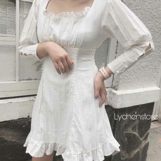 Mình đang bán váy babydoll trắng cổ vuông siêu đẹp