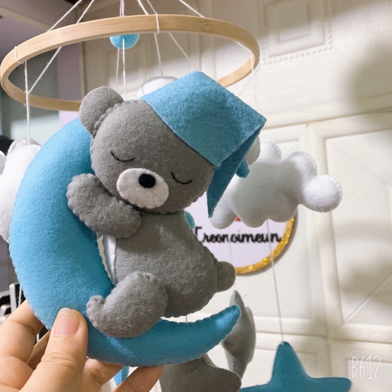 Đồ chơi treo nôi cho bé kích thích thị giác cho bé, tự xoay và phát nhạc mẫu Gấu xám và Trăng Xanh bé trai