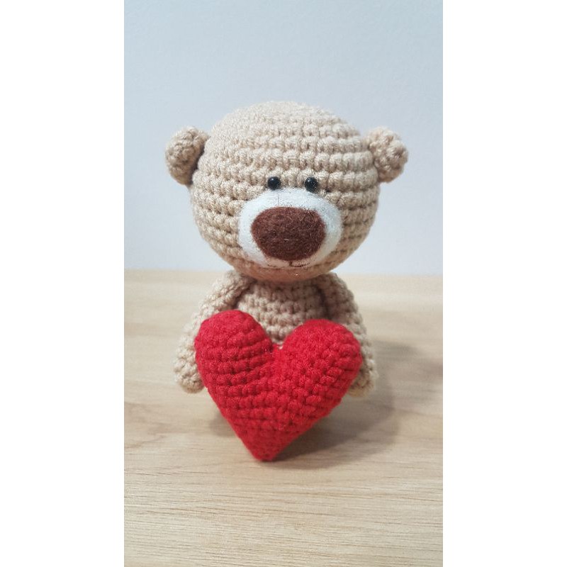 Gấu móc len amigurumi trái tim