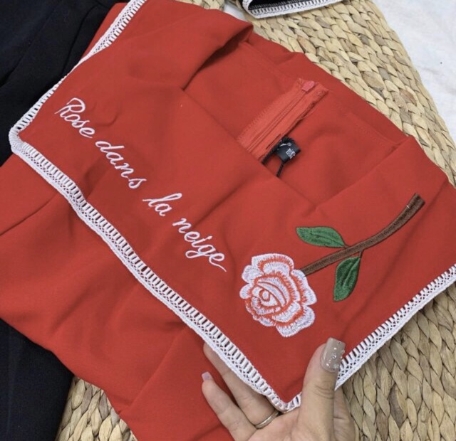 ĐẦM XOÈ THÊU HOA