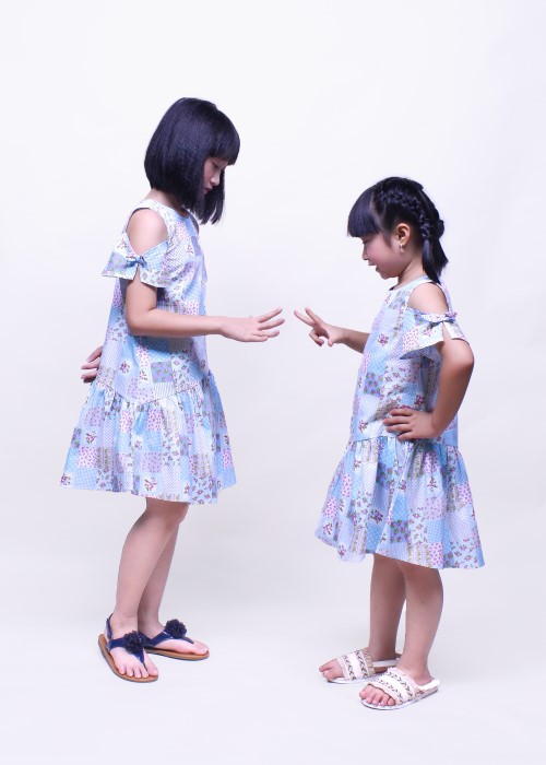 Đầm bé gái xẻ tay hoa xanh Jadiny
