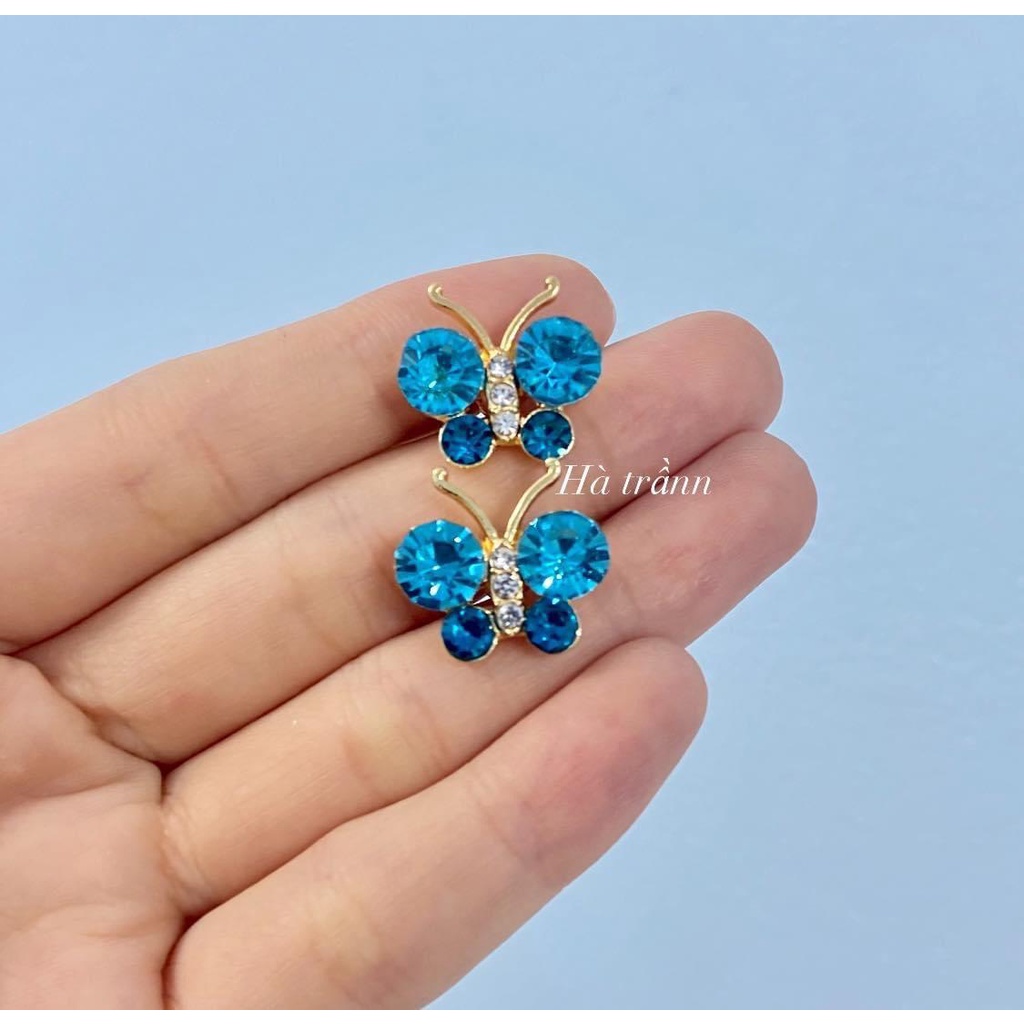 Charm  bướm nhí gắn dép havaianas có 6 màu như hình  , mẫu mới có sẵn , link chỉ bán charm k kèm dép