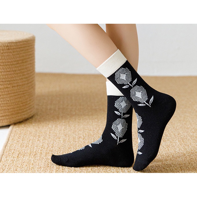 Vớ cao cổ Nam Nữ hình bông hoa phong cách trẻ trung, năng động.